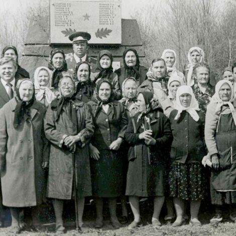 9 мая 1981 года. У Обелиска павшим в войне. Солдатские вдовы с руководителями района.
